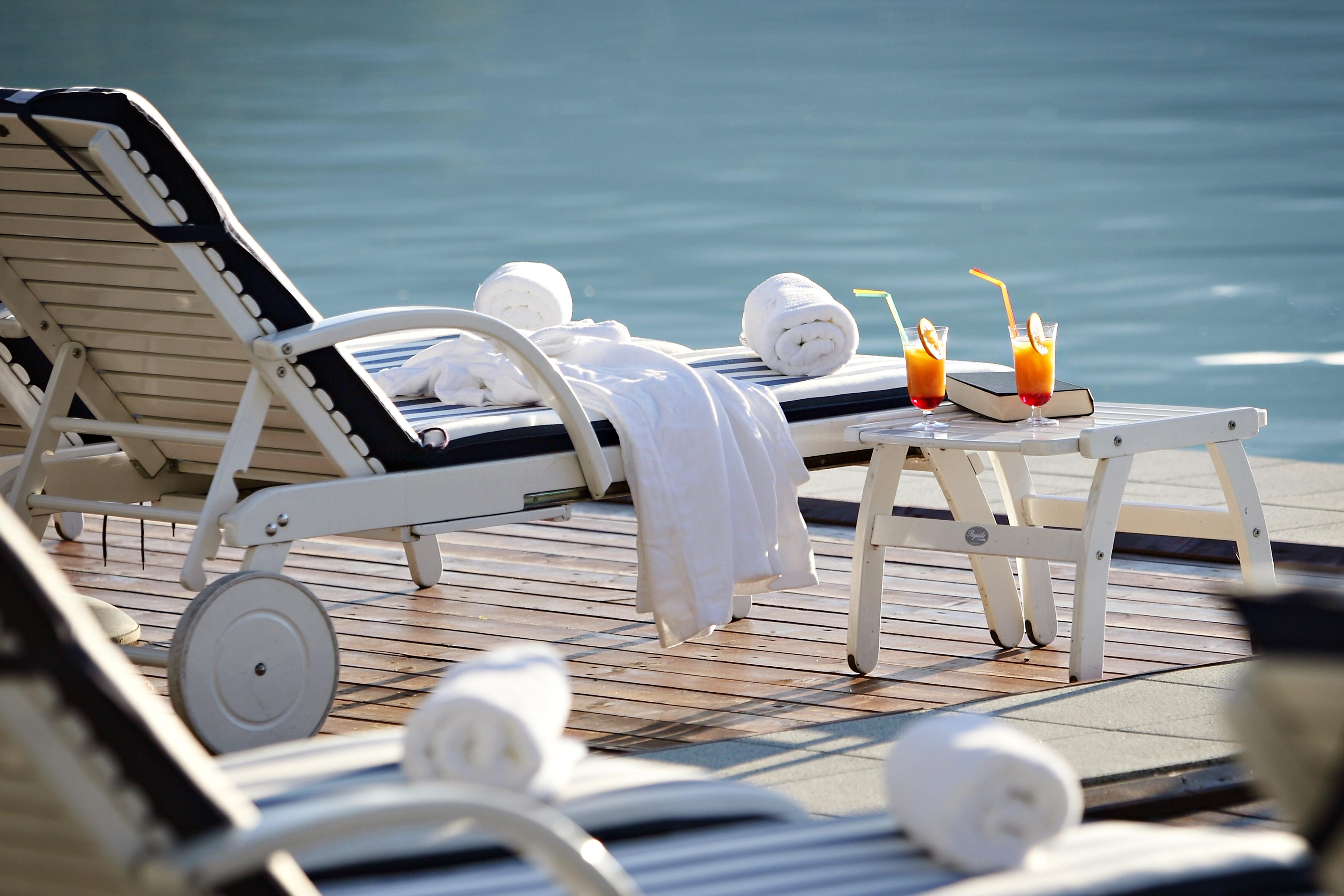 托普里斯大酒店 - 世界小型豪华酒店 布莱德 设施 照片 A poolside lounge chair