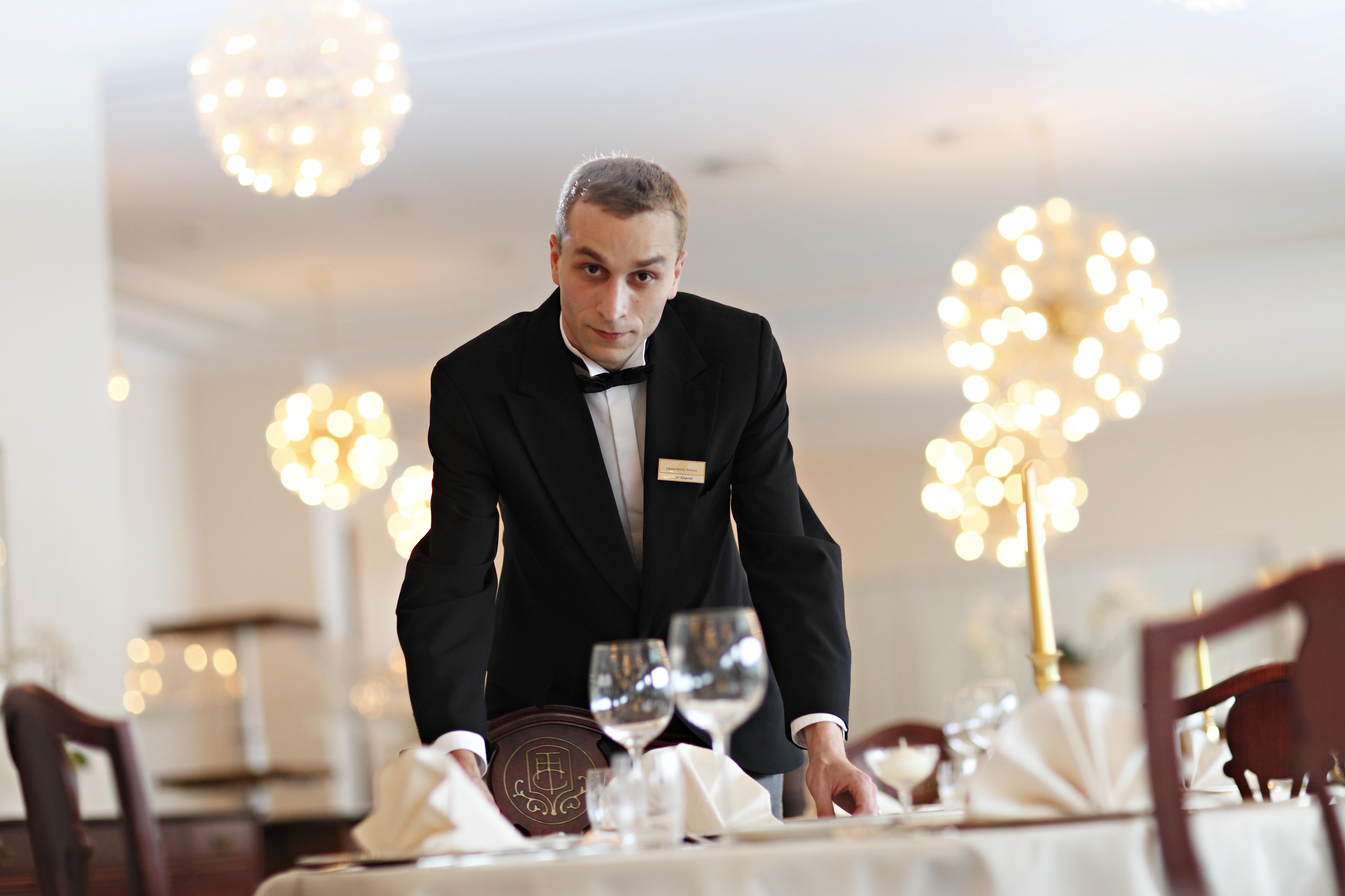 托普里斯大酒店 - 世界小型豪华酒店 布莱德 外观 照片 A waiter in a restaurant